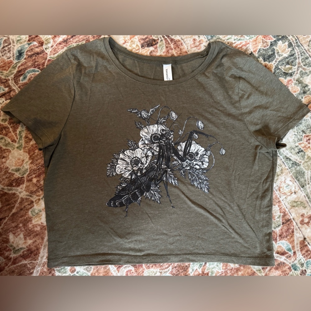 Ladies Crop Tee “Praying & Poppy”. 
Size S/M